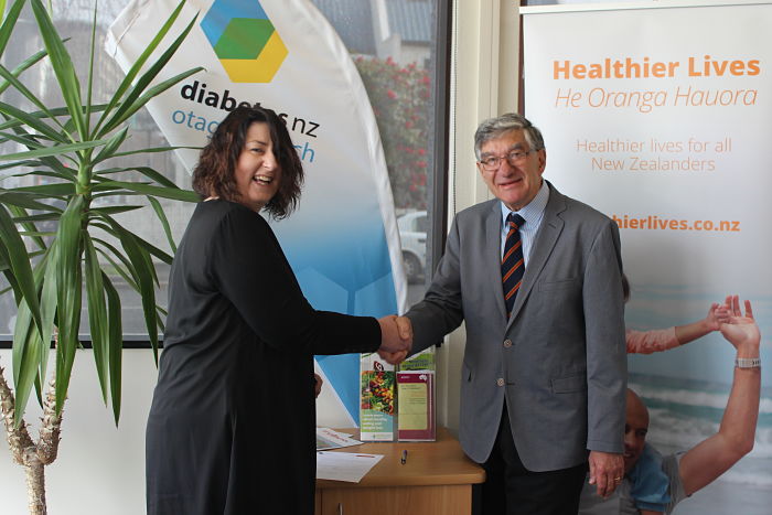 Diabetes NZ President Deb Connor and Healthier Lives Director Professor Jim Mann during the signing of the Statement of Collaboration.
